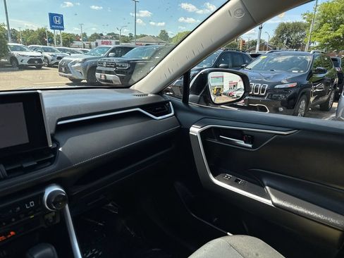 Used 2025 Toyota RAV4 XLE AWD/4WD image 28