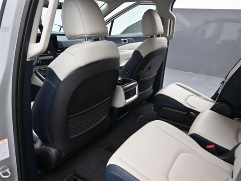 Certified 2025 Kia Carnival EX image 17
