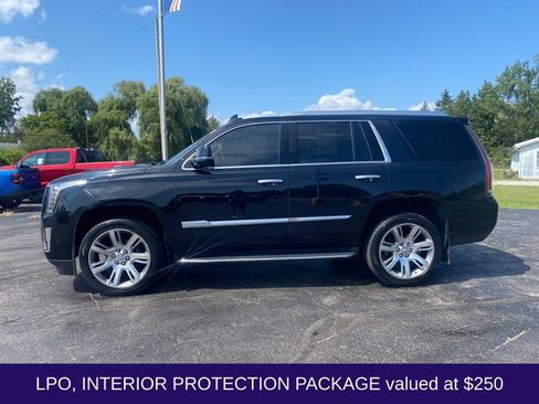 Used 2017 Cadillac Escalade Luxury AWD/4WD image 4