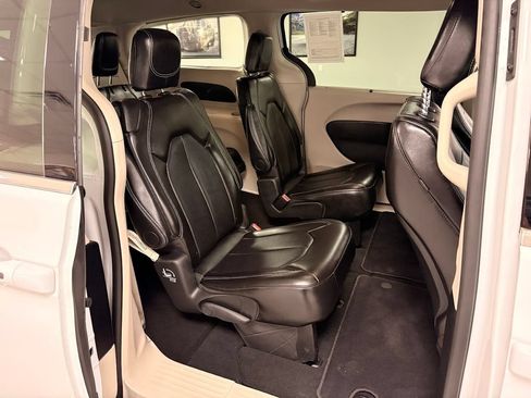 Used 2024 Chrysler Pacifica Touring-L FWD image 29