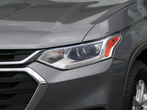 Used 2021 Chevrolet Traverse LS FWD image 9