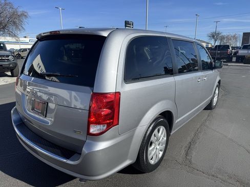 Used 2018 Dodge Grand Caravan SE w/ UConnect Hands-Free Group image 3