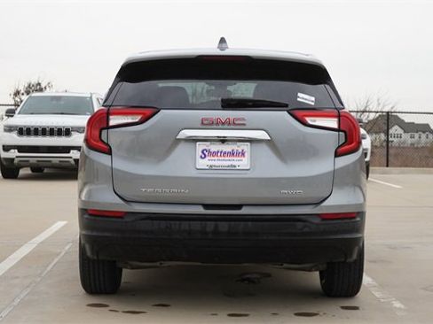 Used 2024 GMC Terrain SLE image 8