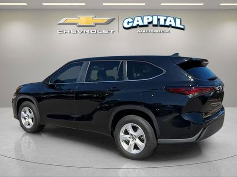 Used 2024 Toyota Highlander LE FWD image 3