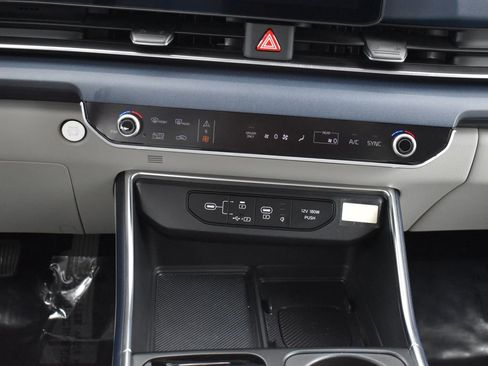 Used 2025 Kia Carnival EX image 19