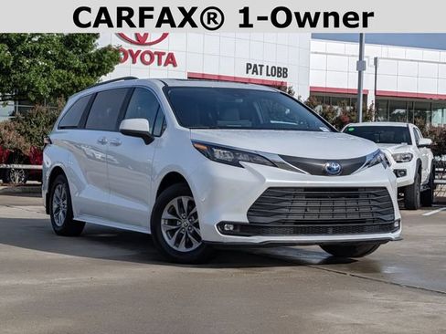 Used 2025 Toyota Sienna XLE w/ XLE Plus Package FWD image 2