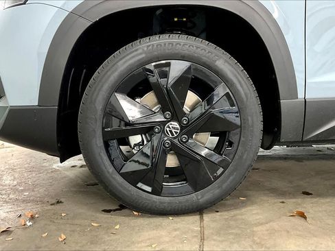 New 2026 Volkswagen Taos SE image 14