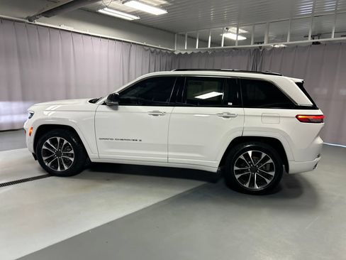 Used 2023 Jeep Grand Cherokee Overland AWD/4WD image 4