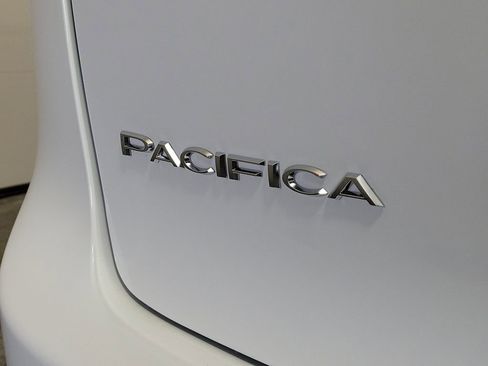New 2026 Chrysler Pacifica Pinnacle image 7