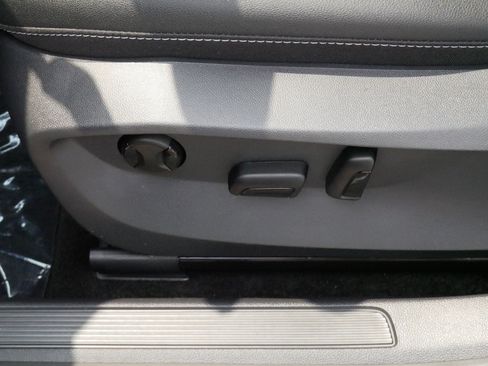 Certified 2025 Volkswagen Taos SE AWD/4WD image 20