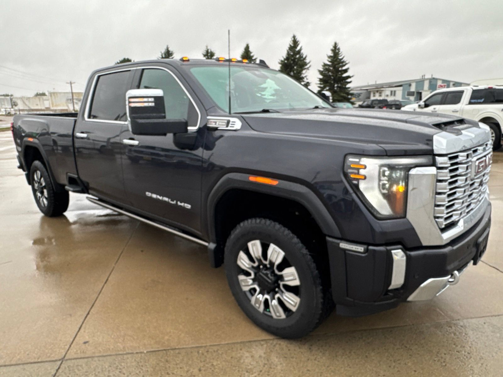 Used 2024 GMC Sierra 2500 Denali w/ Denali Reserve Package AWD/4WD image 2