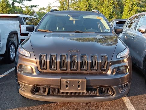 Used 2017 Jeep Cherokee Sport FWD image 3