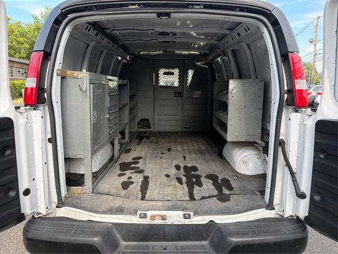 Used 2017 Chevrolet Express 2500 RWD image 12