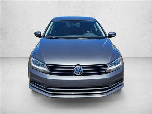 Used 2016 Volkswagen Jetta SE FWD image 2