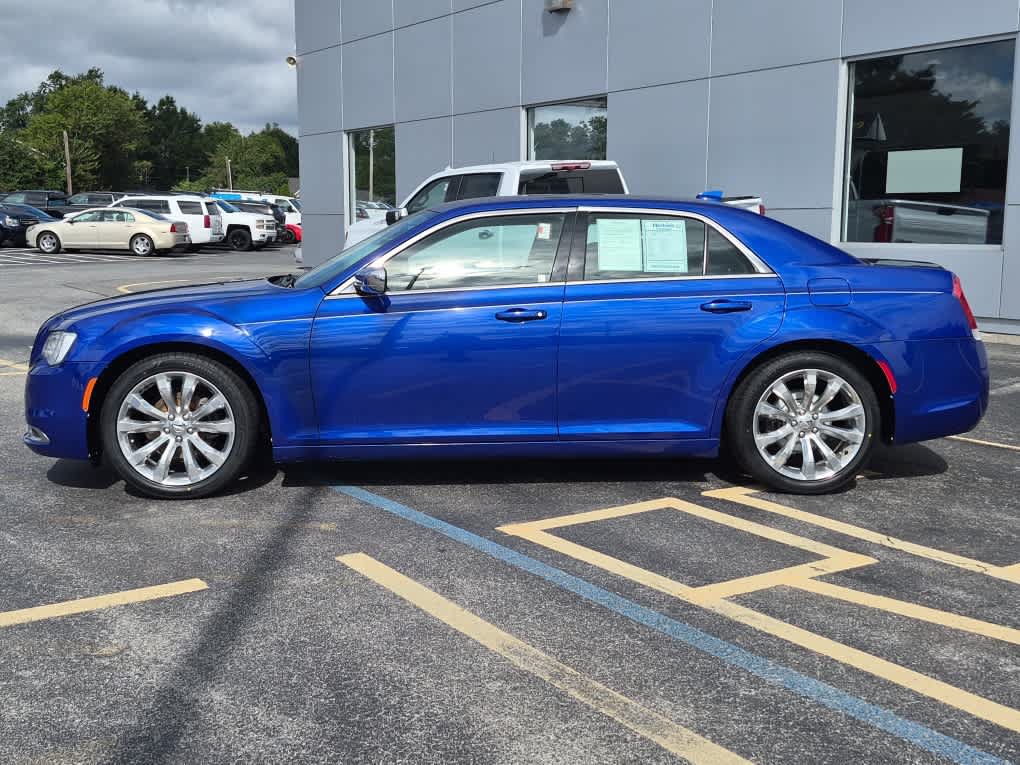 Used 2018 Chrysler 300 Touring w/ Chrome Appearance Package RWD image 5