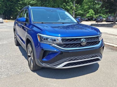 Certified 2024 Volkswagen Taos SE image 2