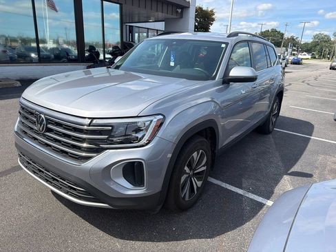 Used 2024 Volkswagen Atlas SE AWD/4WD image 2