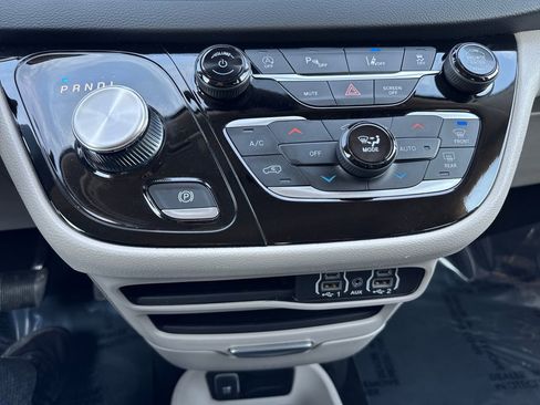 Certified 2023 Chrysler Pacifica Touring-L image 30