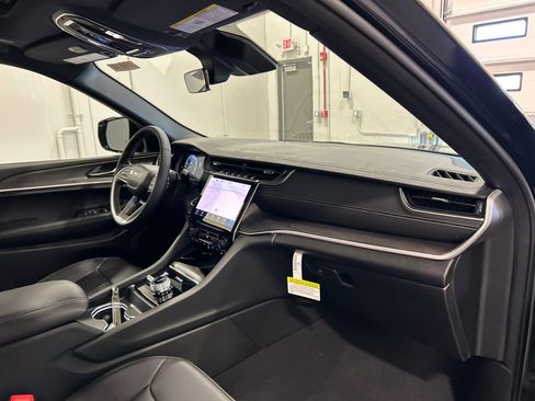 New 2025 Jeep Grand Cherokee Limited image 37
