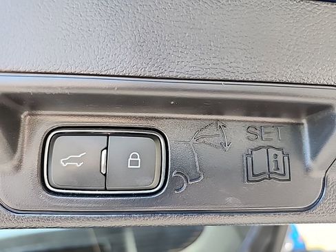 Used 2021 Ford Explorer XLT image 22