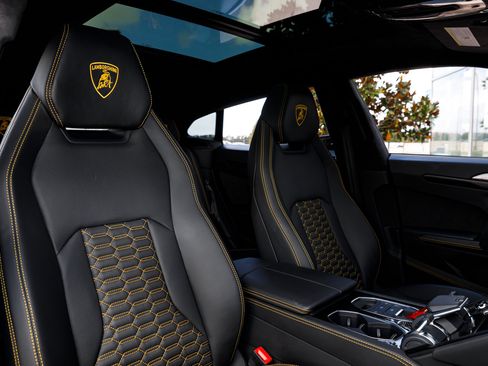 Used 2022 Lamborghini Urus image 36