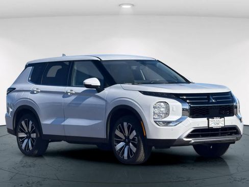 Used 2025 Mitsubishi Outlander SE image 5
