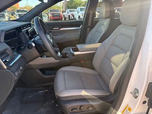 Used 2025 GMC Terrain Elevation w/ Elevation Premium Package AWD/4WD image 9