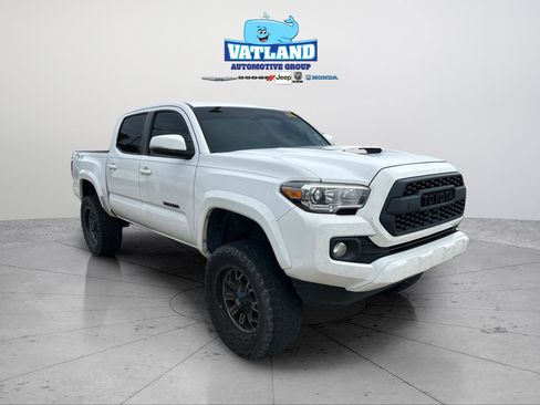 Used 2020 Toyota Tacoma TRD Sport AWD/4WD image 7