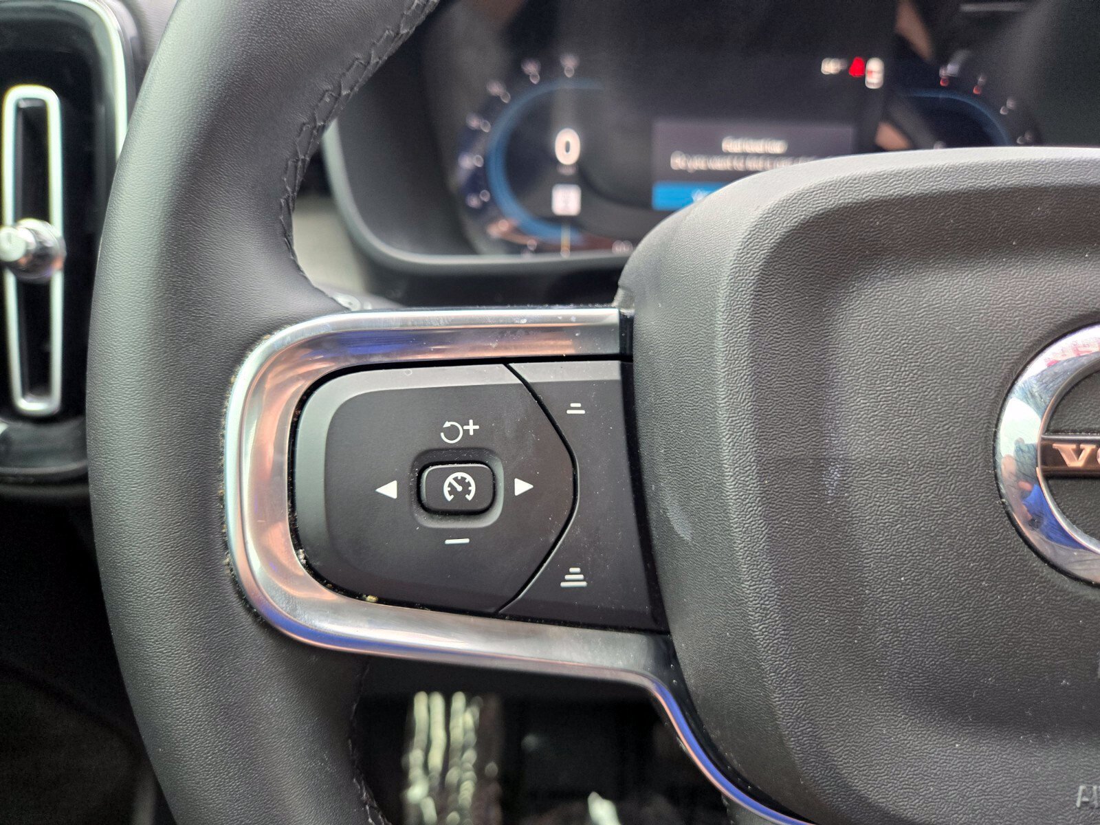 Used 2024 Volvo XC40 B5 Plus AWD/4WD image 29