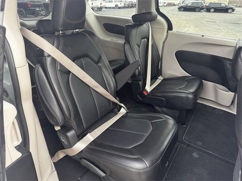 Certified 2024 Chrysler Pacifica Touring-L image 15