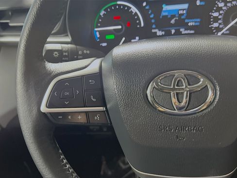 Used 2025 Toyota Sienna XLE FWD image 19