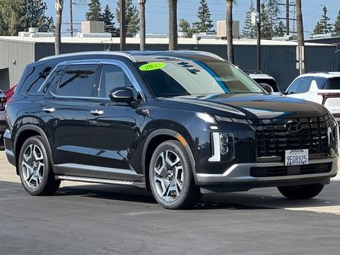 Used 2023 Hyundai Palisade SEL w/ Premium Package FWD image 2