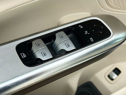 Used 2025 Mercedes-Benz GLC 300 4MATIC image 19