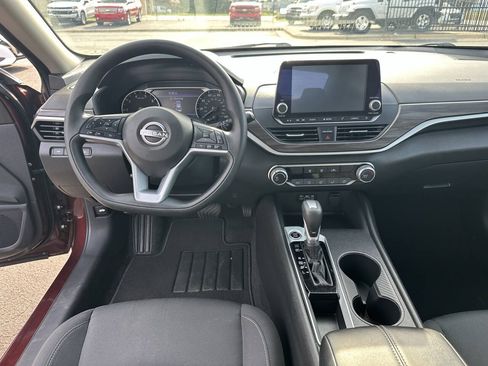 Used 2025 Nissan Altima 2.5 SV FWD image 14