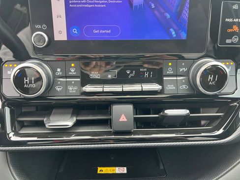 Used 2023 Toyota Highlander XSE image 18