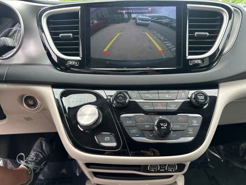 Used 2023 Chrysler Pacifica Touring-L FWD image 23