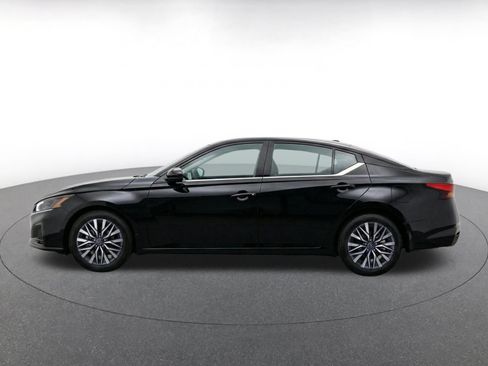 Used 2025 Nissan Altima 2.5 SV FWD image 4