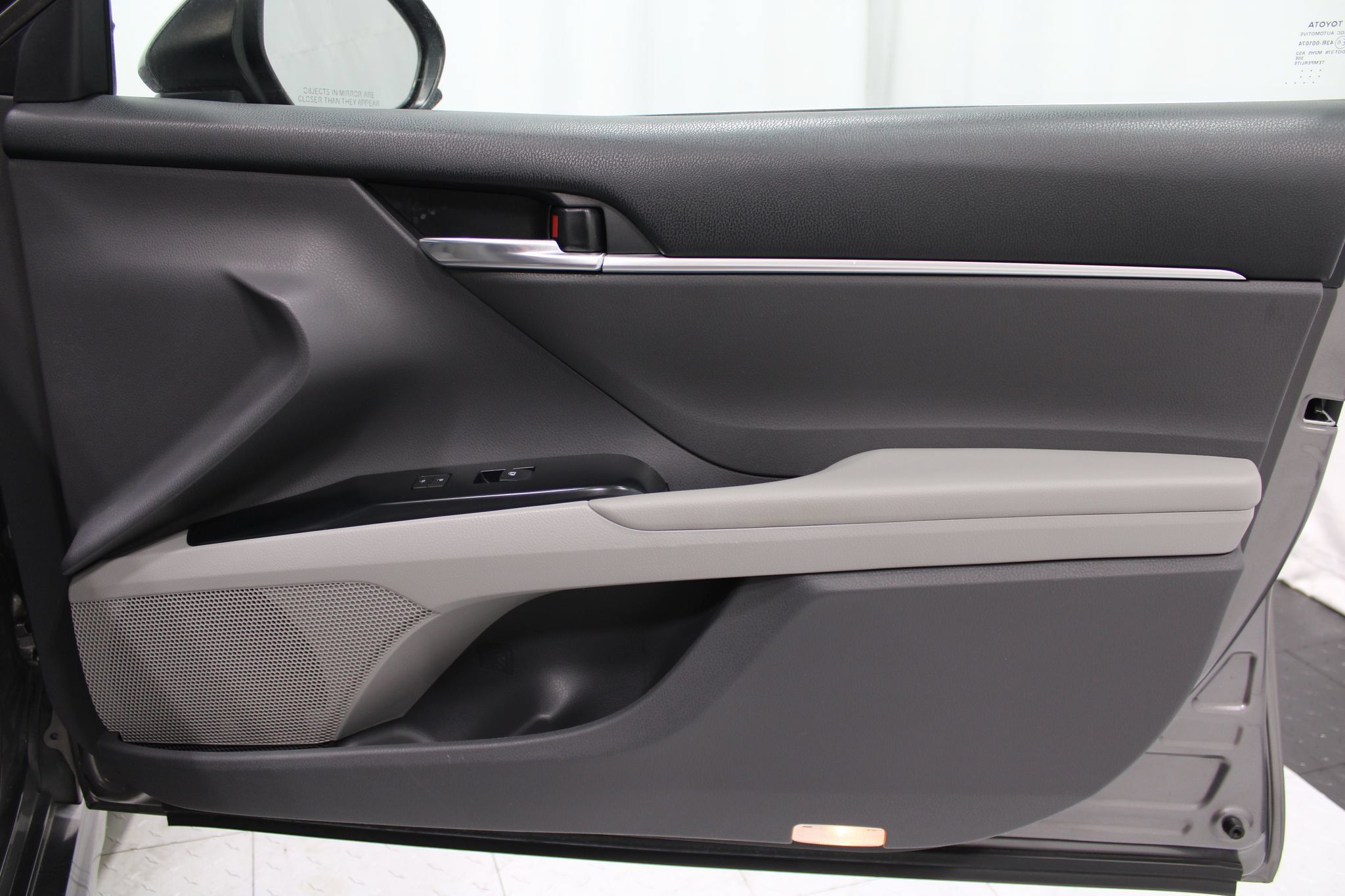 Used 2018 Toyota Camry SE FWD image 24