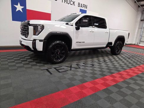 Used 2024 GMC Sierra 2500 AT4 w/ AT4 Premium Plus Package AWD/4WD image 3