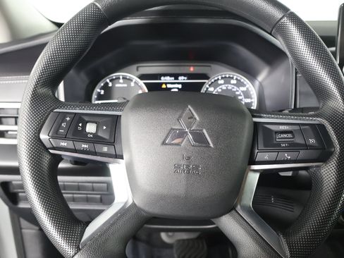 Used 2024 Mitsubishi Outlander ES image 19