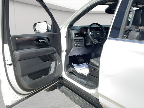 Used 2025 Chevrolet Suburban Premier AWD/4WD image 39