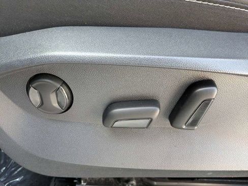 Used 2022 Volkswagen Taos SE FWD image 21
