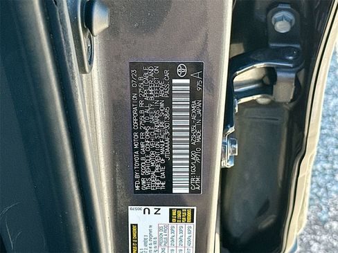 Used 2023 Toyota Crown Limited image 30