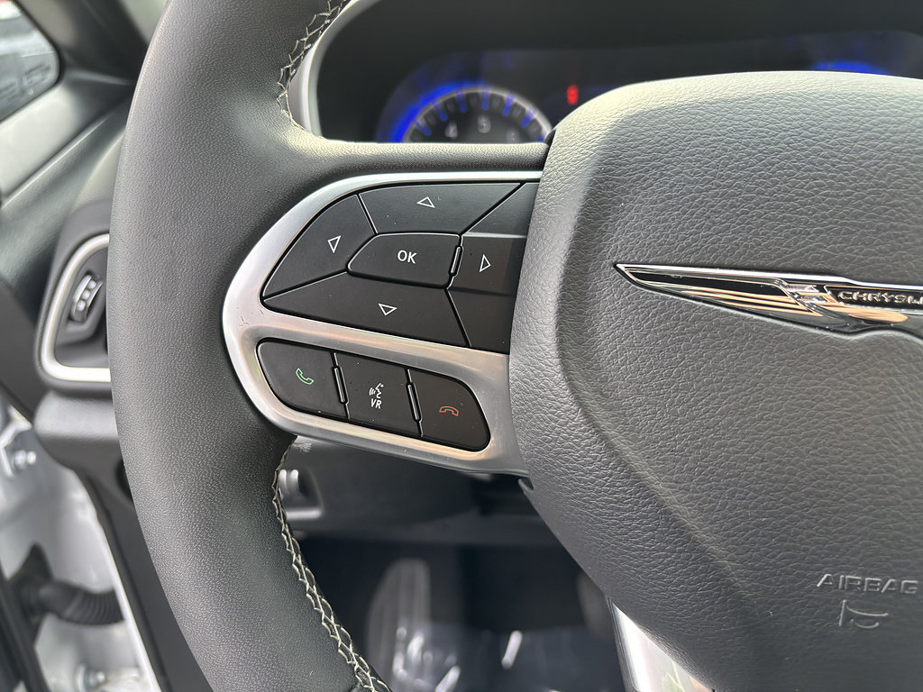 Used 2025 Chrysler Pacifica Select FWD image 25