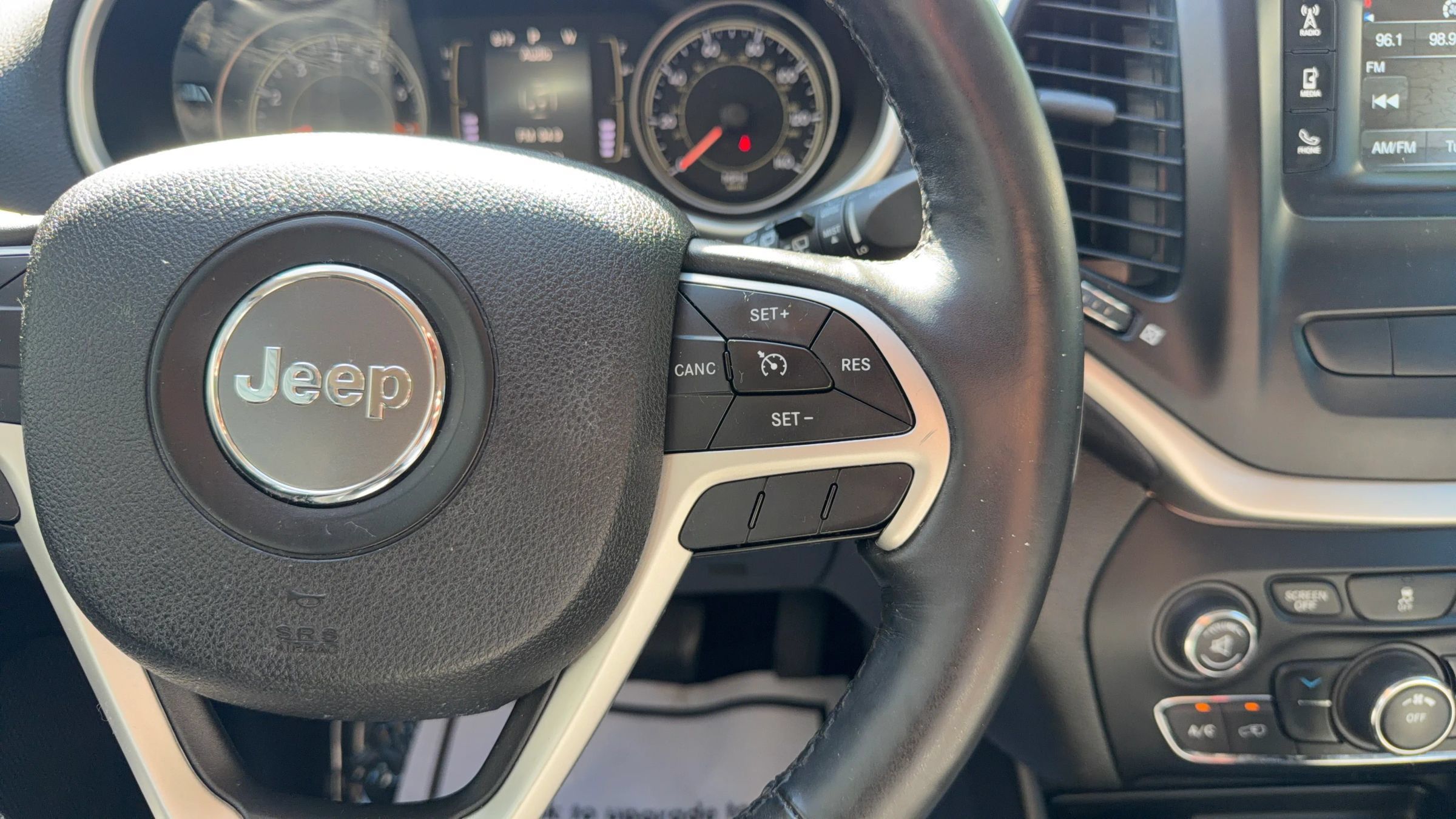 Used 2014 Jeep Cherokee Latitude w/ Cold Weather Group AWD/4WD image 20