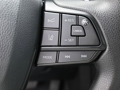 Used 2025 Toyota Sienna LE image 18