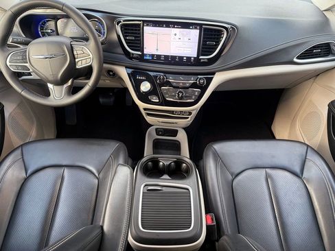 Used 2024 Chrysler Pacifica Select image 21