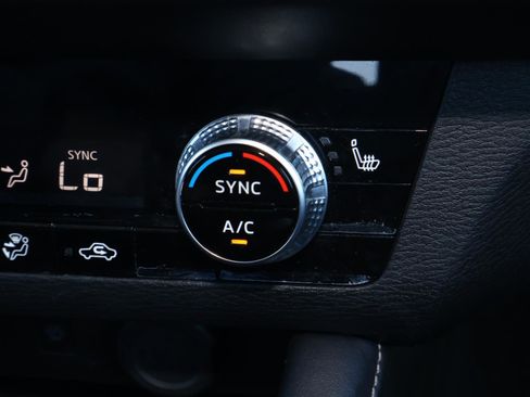 Used 2024 Mitsubishi Outlander SE image 29