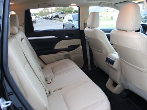 Used 2015 Toyota Highlander XLE AWD/4WD image 23