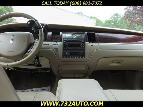 Used 2007 Lincoln Town Car Signature RWD image 18